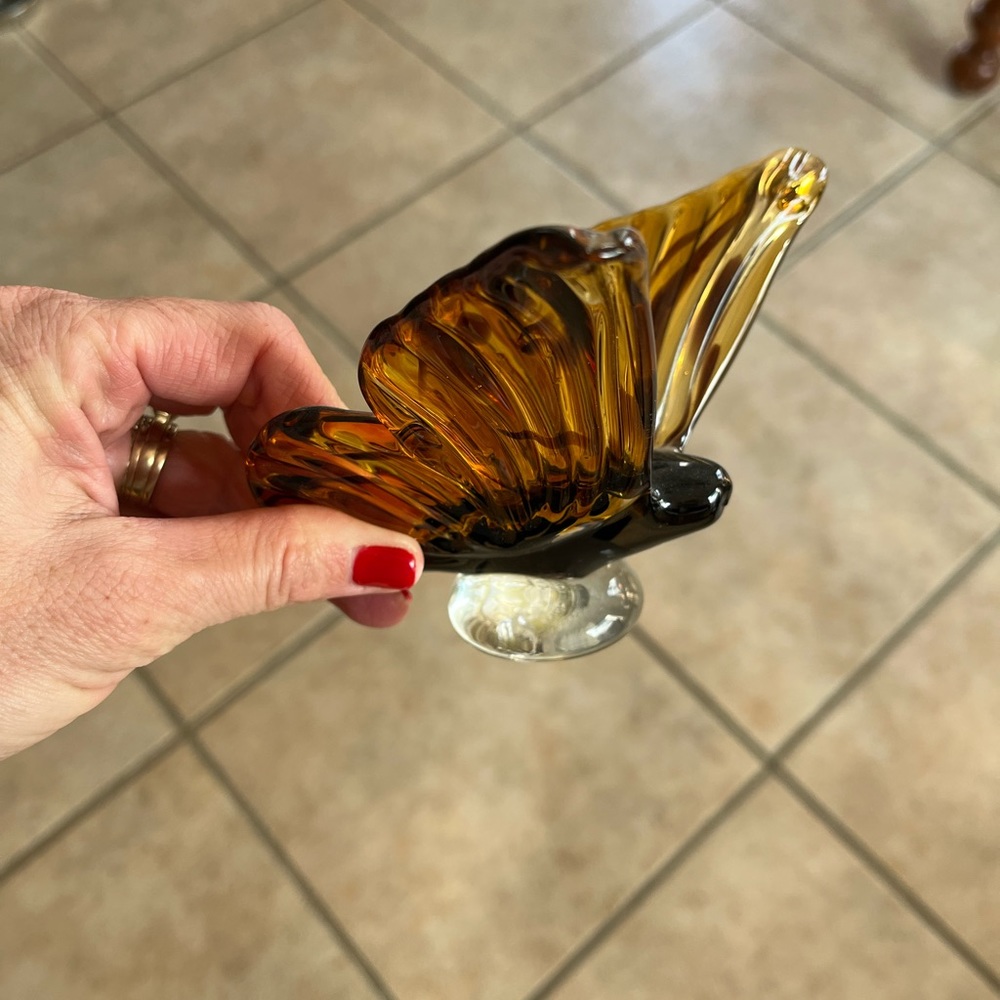 Dynasty Gallery 1951 Glass monarch  butterfly 4 inches long 3 1/2 inches tall